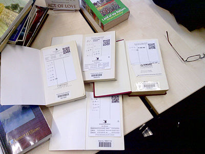 Codes QR dans les livres de la Monmouth Library (Victuallers, CC-BY-SA)